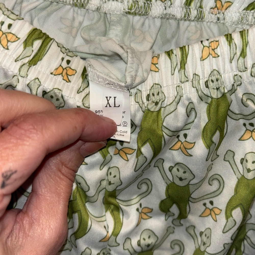 Green Monkey Print Women’s Pajama set short. - Picture 2 of 5